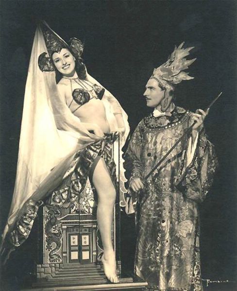 File:Leon Mandrake-Romaine-05.jpg